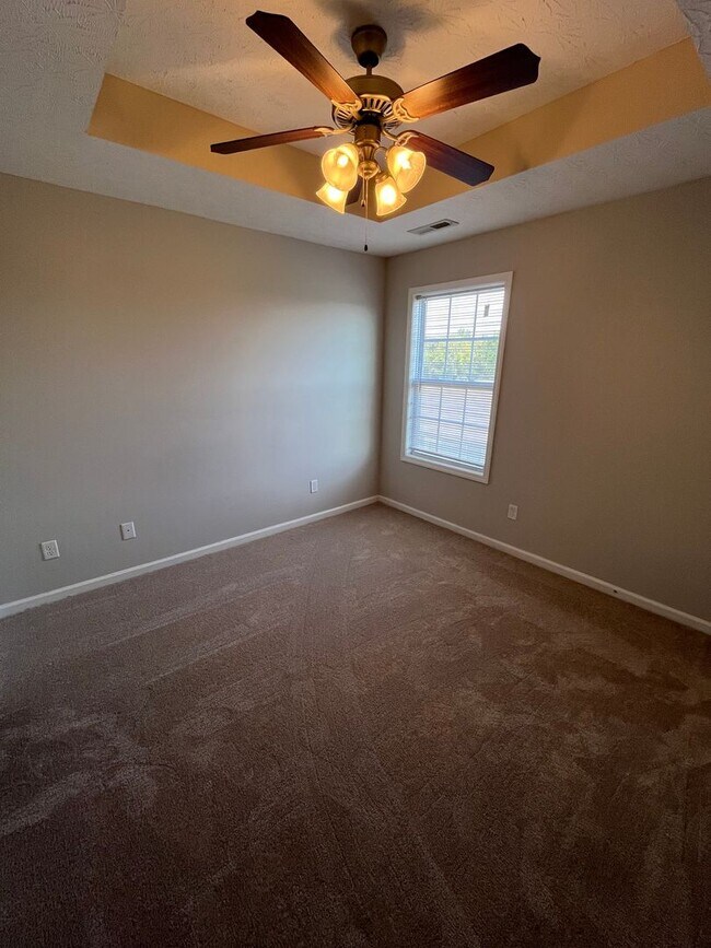 Building Photo - HALF OFF ONE MONTH AT UPPER STONE!