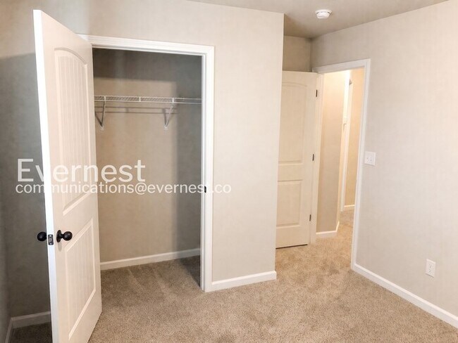 Building Photo - 4 Bed/2.5 Bath Home with Garage / Pet-Friendly / Vouchers Accepted / Available Now!