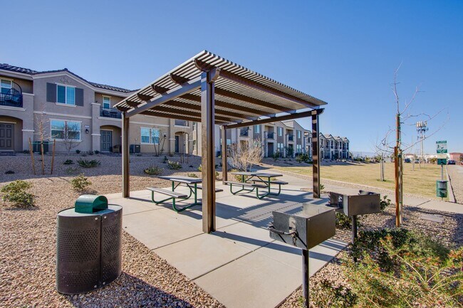 Building Photo - 2 Story Townhouse in Gated Community! Comi...