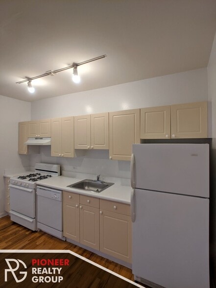Building Photo - 914 W Dakin St