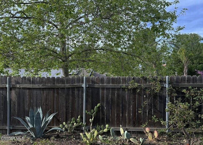 Building Photo - 1391 E Hillcrest Dr