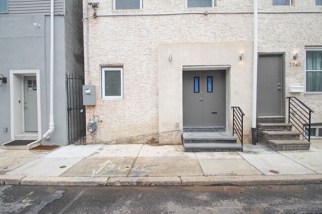 Building Photo - Large Point Breeze Home