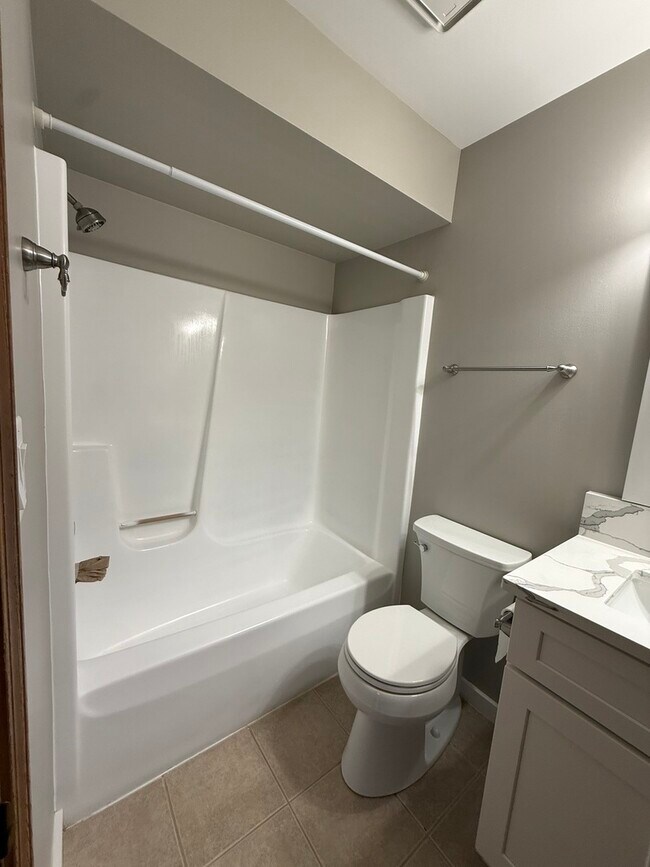 Building Photo - 53 Spuhler Dr