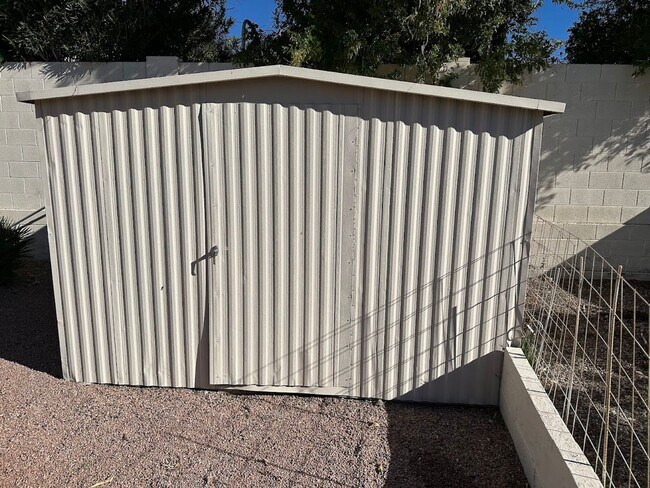 Building Photo - Gorgeous 4 bedroom Scottsdale home with POOL and 3 car garage