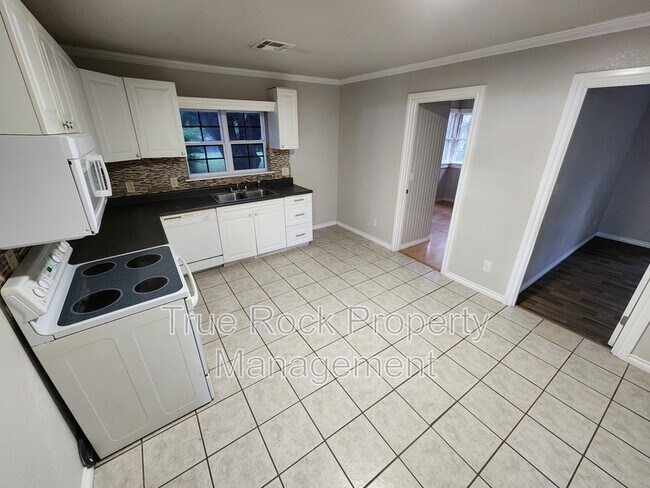 Building Photo - 1020 E Gardena St