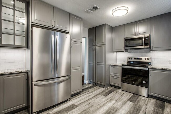 Building Photo - 9334 San Fernando Way