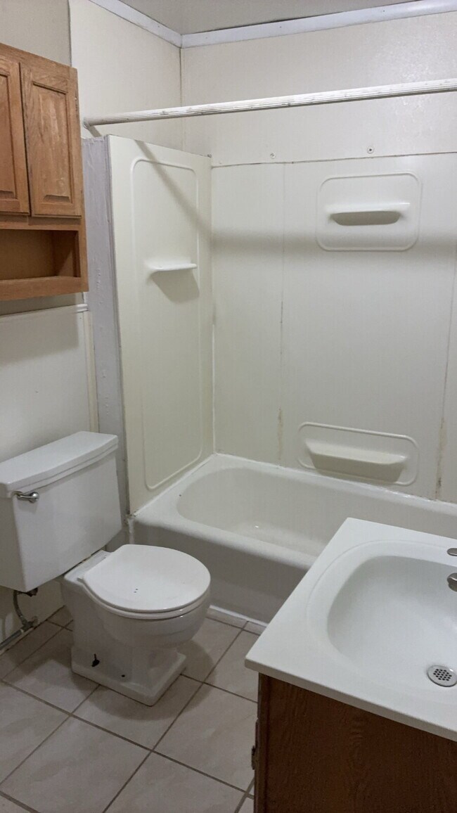 Building Photo - 3 Bed 1 Bath close to UWEC! Available June 1st