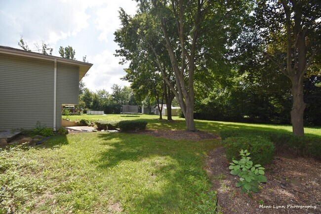 Building Photo - 106 W Kendall Dr