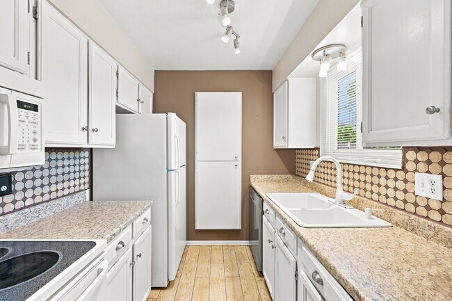 Building Photo - $1,895.95 3-bed, 1.5-bathroom located in Colorado Springs with a washer and dryer.