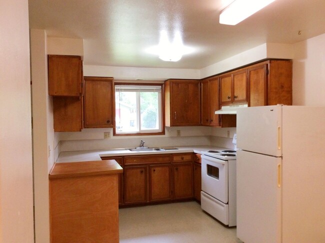 Building Photo - Cute 3 bed/1 bath South Campus home - Avai...