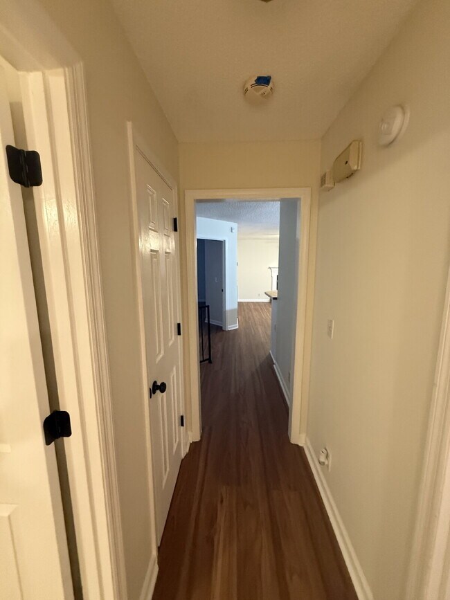 Building Photo - 821 Hillmore Dr