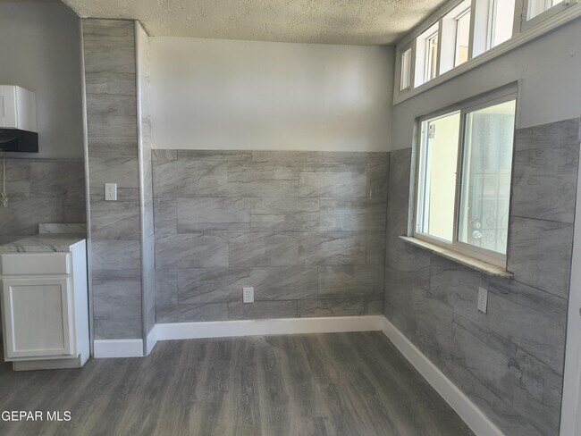 Building Photo - 714 N San Marcial St