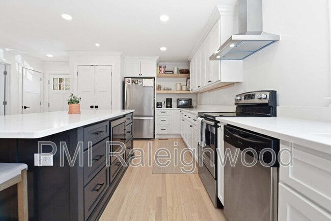 Building Photo - 322 E Millbrook Rd