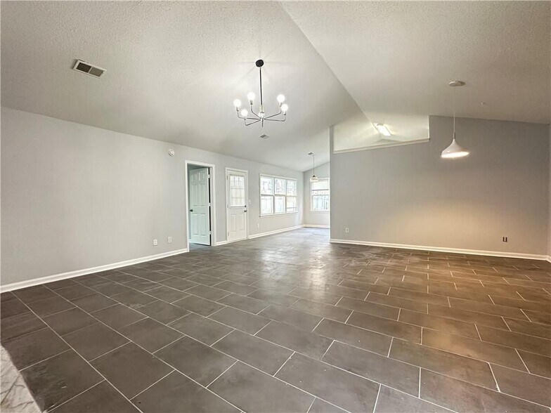 Building Photo - 510 Heathgate Dr SW