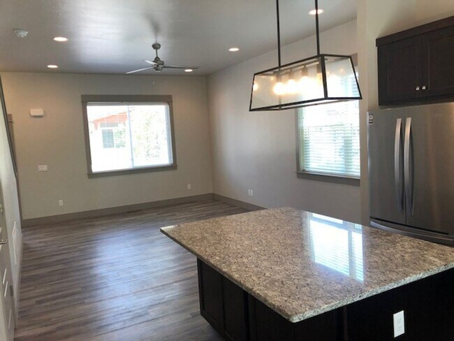 Building Photo - Beautiful Well Lit Four Corners Condo