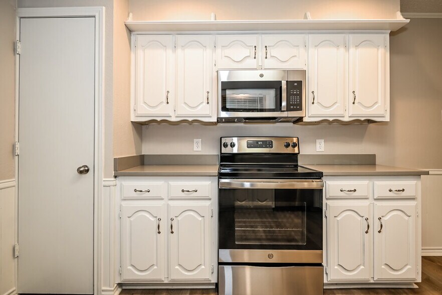 Building Photo - 708 Village Green Dr