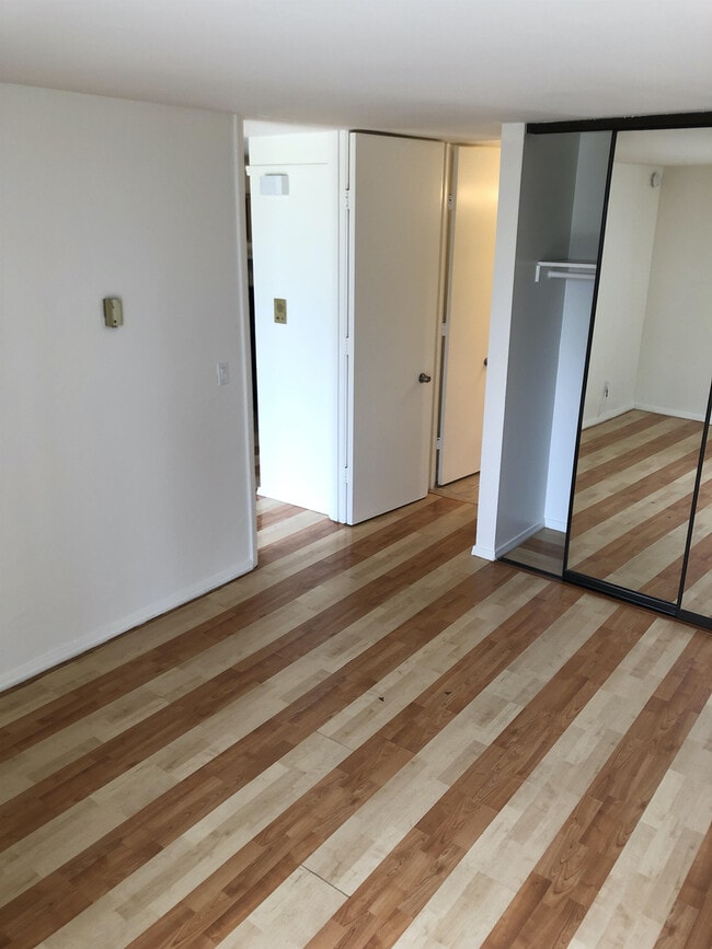 Building Photo - 3050 Rue D’Orleans