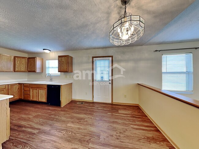 Building Photo - 906 Lakeway Ct E