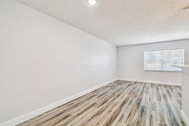 Building Photo - 9125 Tudor Dr