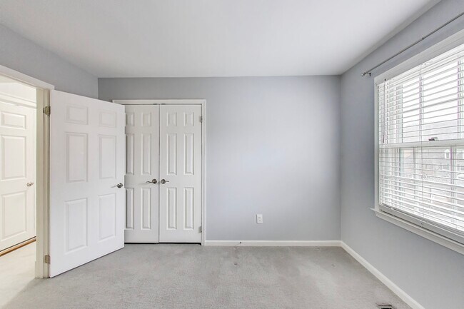 Building Photo - Spectacular 3 Bed + LOFT + 3.5 Bath- Custom Kitchen & Master Retreat w/ Beautiful Updates