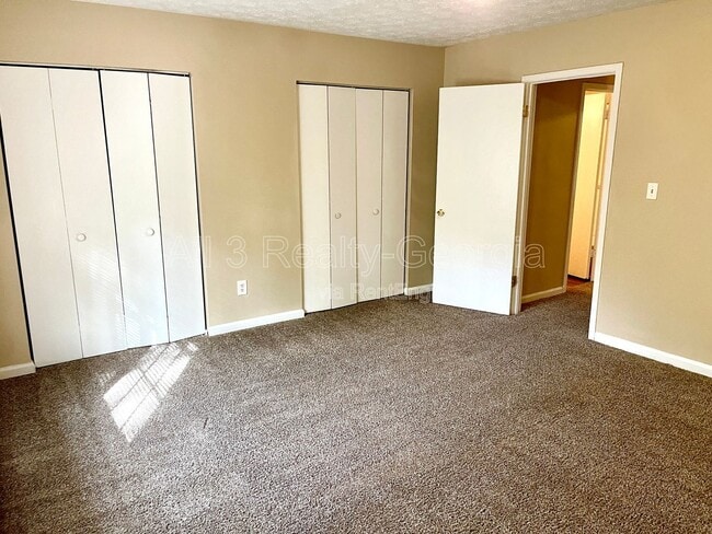 Building Photo - 145 Meadowbrook Ct