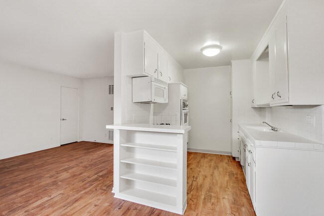 Building Photo - Encino Continental