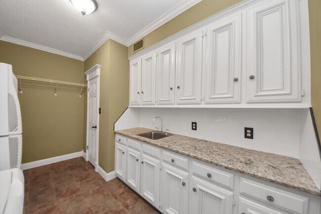 Building Photo - 5214 Norborne Ln