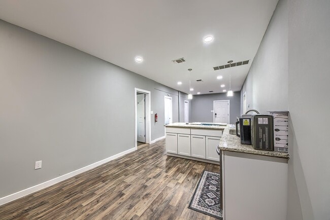 Building Photo - 427 E Southcross