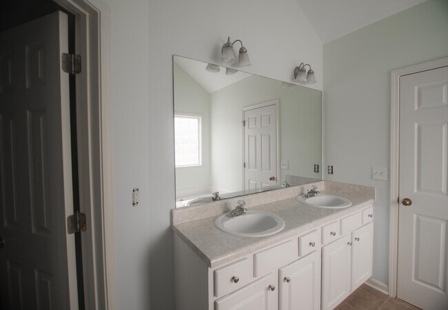 Building Photo - 22 Brightling Ln