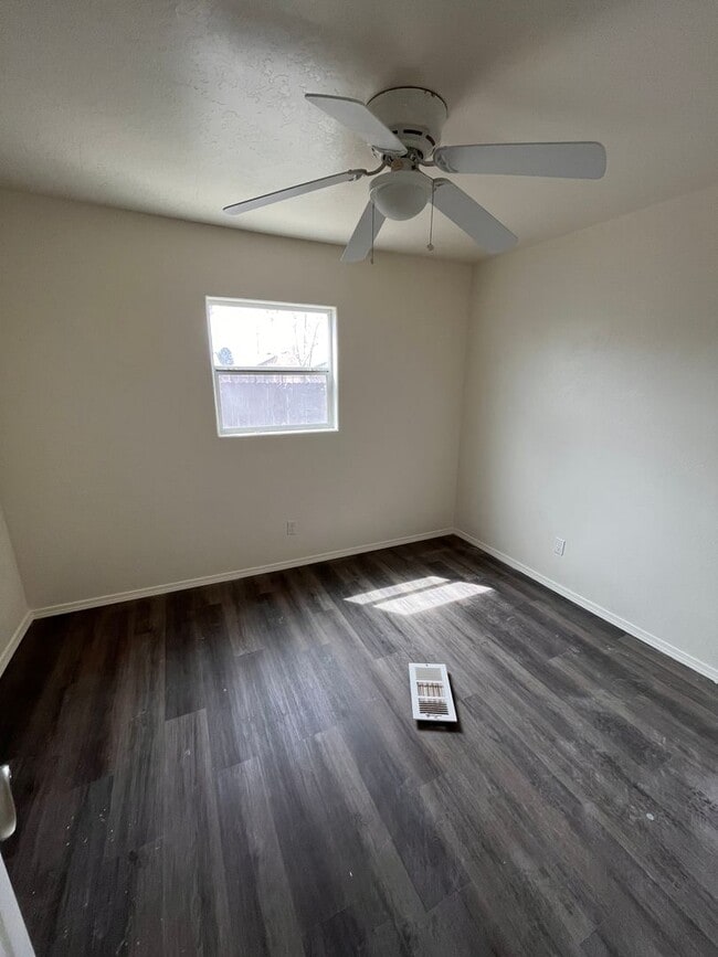 Building Photo - Cute 1 Bedroom Home
