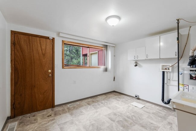 Building Photo - 5 Bed 2 Bath Spacious 3200 sq/ft Lower South Hill brick rancher property