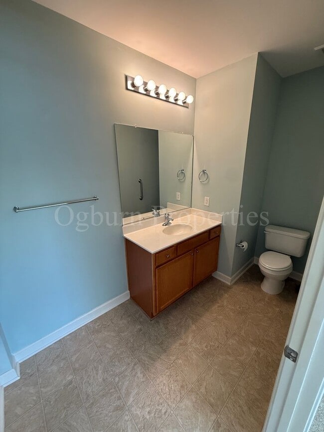 Building Photo - 2BR/2BA Condo, Convenient to University Pkwy & Hwy 52