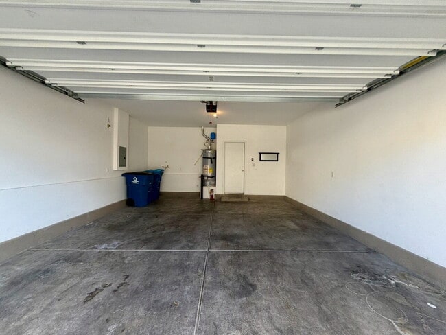 Building Photo - GATED 3 BED 2.5 BATH TOWNHOME WITH 2-CAR GARAGE, COVERED PATIO & COMMUNITY POOL