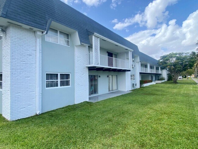 Building Photo - 965 Manor Dr