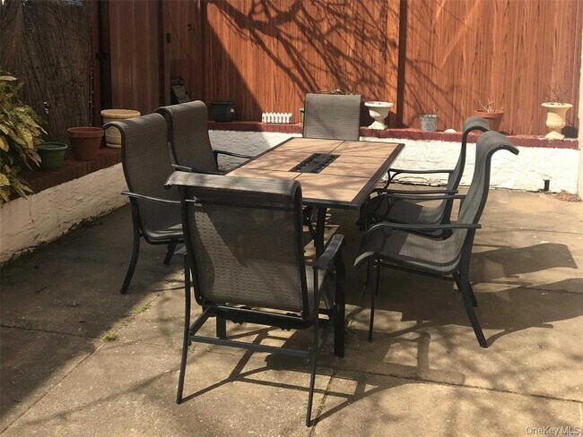 Building Photo - 411 W Walnut St