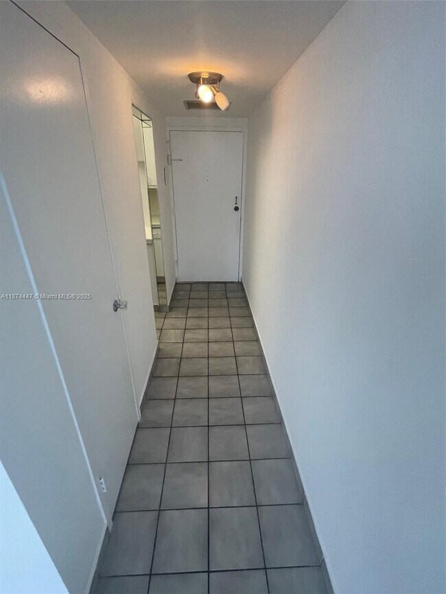 Building Photo - 2899 Collins Ave
