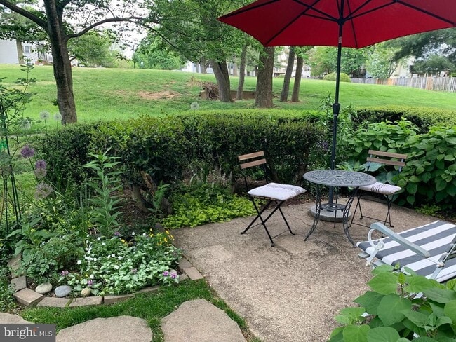 Building Photo - Beautifully updated 2 bd 1 bth patio level condo backing to open area.