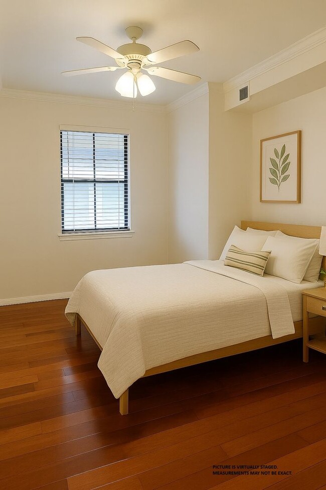 Building Photo - 1x1 top floor unit with balcony, beautiful...