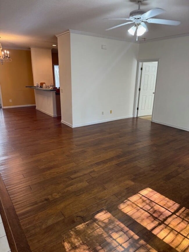 Building Photo - Freshly painted single story in popular Westbury Park.