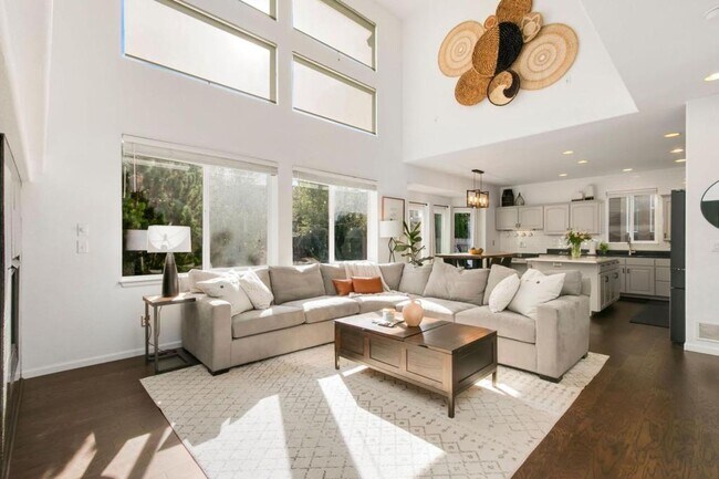 Building Photo - 329 Wyss St