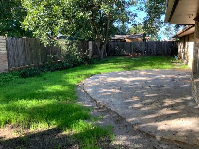 Building Photo - Spacious 4 bedroom 2 bath with lots of par...