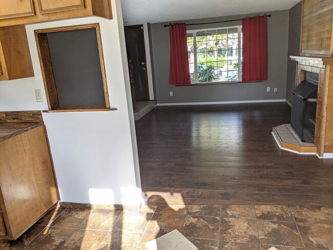 Building Photo - 2 bedroom 1 bathroom duplex