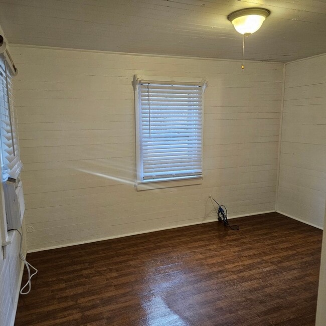 Building Photo - Small house for You