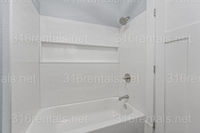 Building Photo - $850 - 1 bed 1 bath - Beautiful newly renovated Multi-family home located in Delano