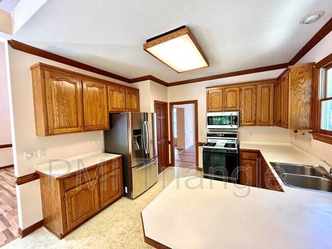 Building Photo - 102 Glen Mavis Ct