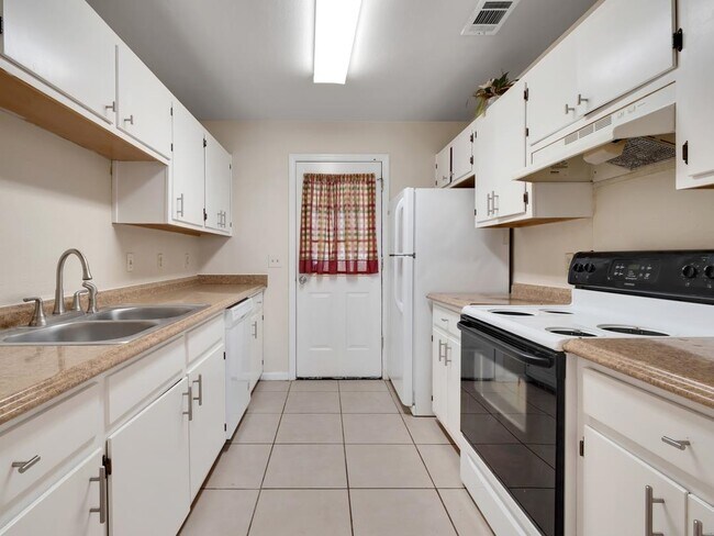 Building Photo - 2221 Timberwood Cir N