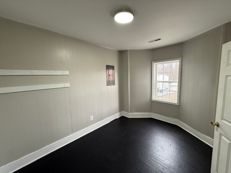 Building Photo - 1421 Long Ave