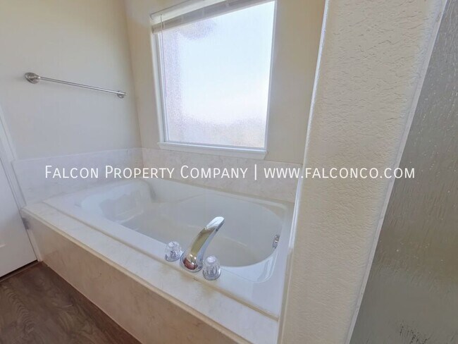 Building Photo - 6224 Saddlebred Way