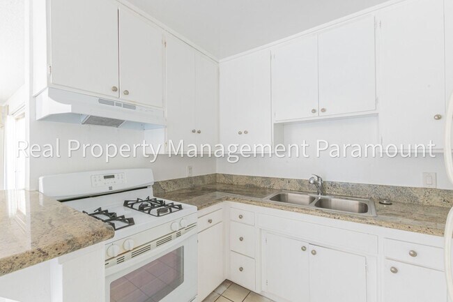 Building Photo - Beautiful One Bedroom Apartment in Miracle Mile