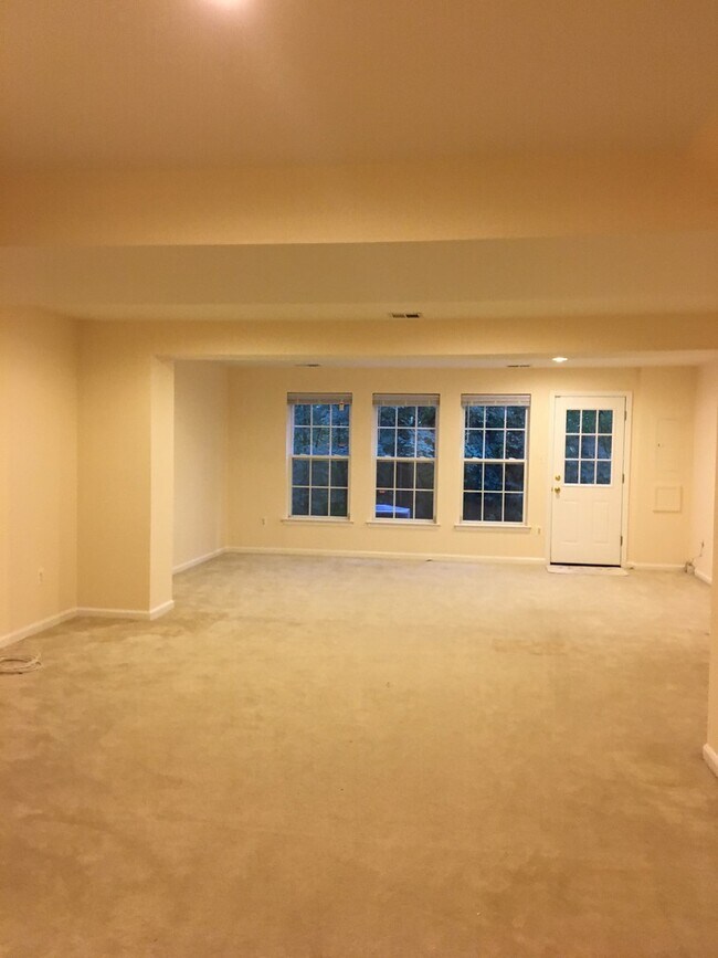 Building Photo - SPACIOUS TOWNHOUSE IN GERMANTOWN